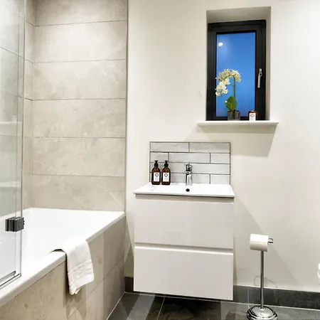 The Penthouse - Allocated Parking With Views