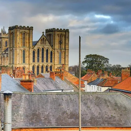 The Penthouse - Allocated Parking With Views Daire